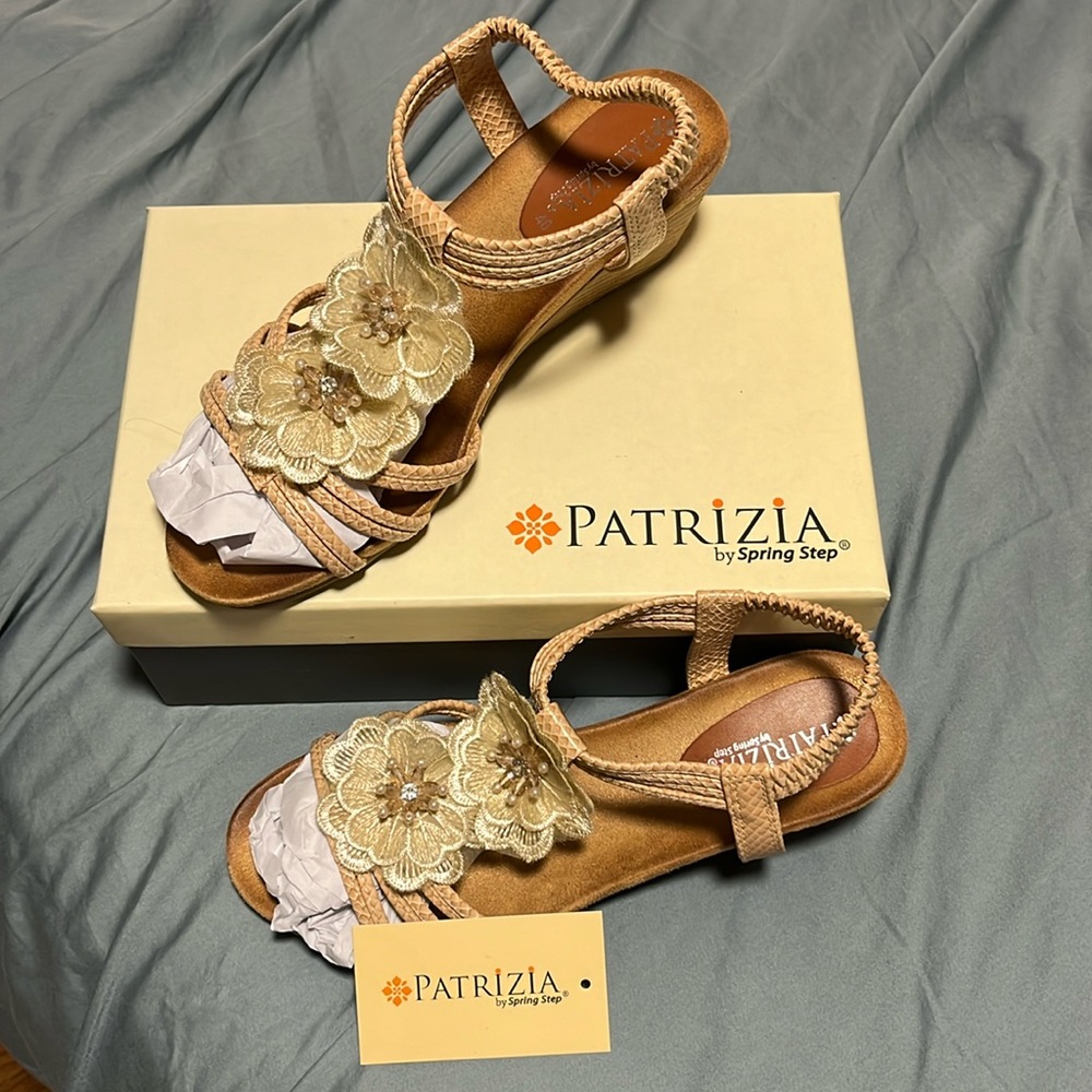 PATRIZIA FLOWERING SANDAL - Size 9 - Beige